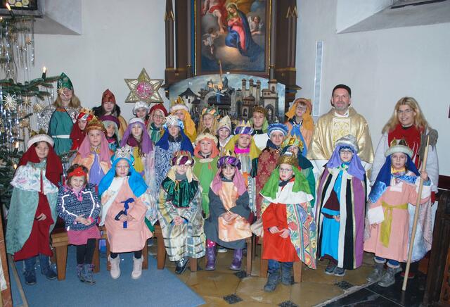 Beim Festgottesdienst am Fest "Erscheinung des Herrn" wurde in der Pfarre Pöggstall die Dreikönigsaktion 2024 abgeschlossen. 30 Kinder waren heuer in acht Gruppen in der Pfarre als Sternsinger unterwegs. | Foto: zVg