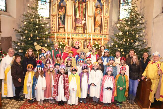 Die Sternsinger der Pfarre Behamberg waren wieder fleißig unterwegs. In den 3 Tagen waren insgesamt 39 Kinder in 10 Gruppen mit 10 Begleitpersonen unterwegs. Zwei Erwachsenengruppen waren jeweils wieder einen Tag lang unterwegs und hatten die Bewohner in der Kindlehen- und einen Teil von der Schachnersiedlung besucht. | Foto: Franz Putz