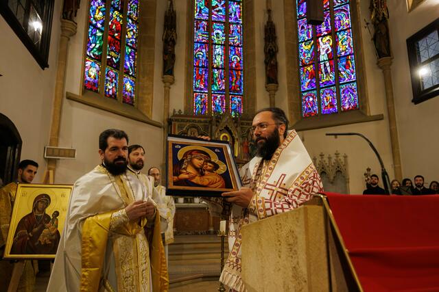Eine Ikone überreicht der griechisch-orthodoxe Metropolit Arsenios an die Grazer Stadtpfarre. | Foto: Neuhold
