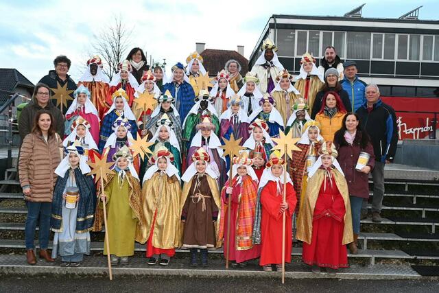 Als „Heilige drei Könige“ waren 75 Sternsinger-Kinder &amp; 20 Sternsinger-Begleiter der Pfarrkirche Neuhofen an der Ybbs in der  ganzen Ortschaft unterwegs. Sie trugen für das Jahr 2024 den Segen „Christus mansionem benedicat - Christus segne dieses Haus“ von Haus zu Haus und konnten viele Spenden für notleidende Kinder erzielen.
 | Foto: Karl Hausberger