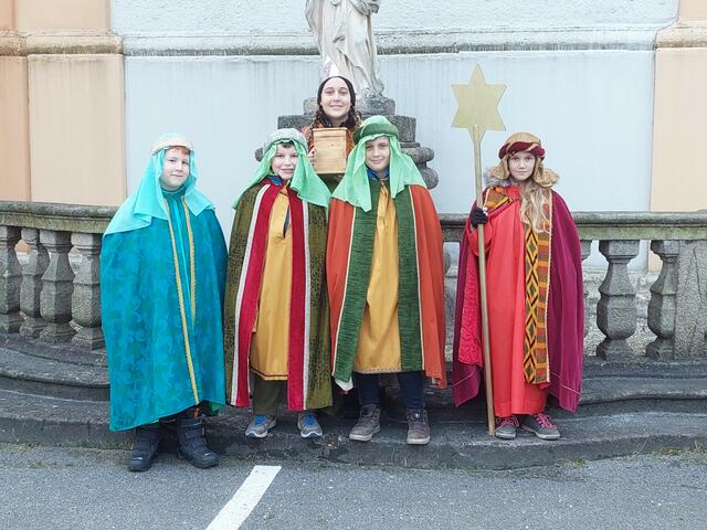 In der Pfarre Waidhofen/Thaya waren auch dieses Jahr wieder Sternsingergruppen unterwegs – nicht nur Kinder sondern auch Erwachsene haben sich in den Dienst dieser guten Sache gestellt. | Foto: zVg