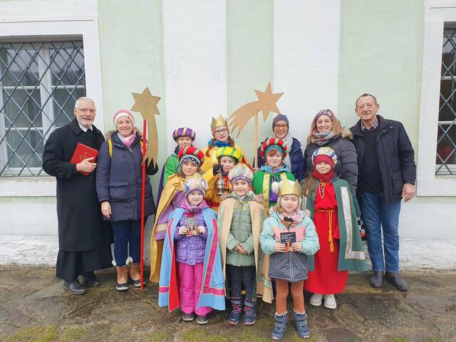 Die Sternsinger der Pfarre Mödring waren am 06.01.2023 in der Ortschaft unterwegs. Die Tradition wird auch heuer trotz Regenwetter voller Motivation und Freude fortgeführt. Die Pfarre dankt dem Sternsinger Team recht herzlich für Ihre Bereitschaft die Pfarrgemeinschaft so toll zu unterstützen und vor allem für die Freude, die sie den Mödringern in die Häuser gebracht haben. 
 | Foto: Reinhard Stark