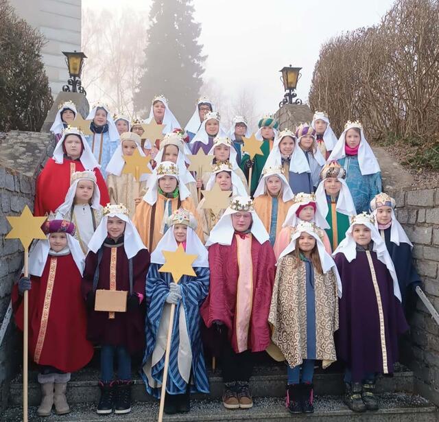 Am 28.12.2023 zogen in Dobersberg und den dazu gehörigen Ortschaften eine große Schar an Sternsingern der Pfarre Dobersberg los, um den Segen in die Häuser zu bringen und Spenden für die Sternsingeraktion zu sammeln. Die Kinder waren mit Begeisterung dabei.
 | Foto: zVg