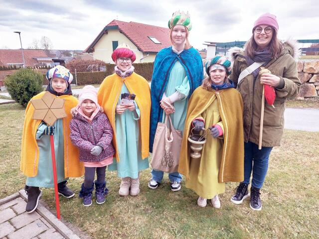 In der Pfarre Schweiggers brachten insgesamt neun Sternsingergruppen den Segen und die Hoffnung auf ein gutes neues Jahr und sammelten für Menschen in Not. | Foto: zVg