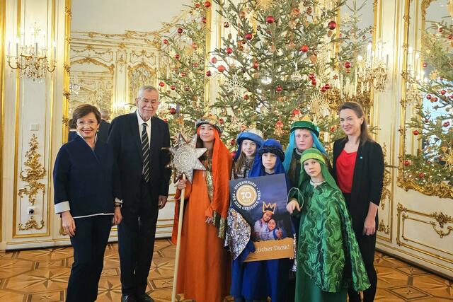 Am 30. Dezember machte ein Gruppe von Sternsingern aus Melk, auf Anfrage der Sternsingerverantwortlichen der Diözese St. Pölten, einen ganz besonderen Ausflug. 
Gemeinsam mit Königen aus ganz Österreich und Südtirol haben sie die Friedensbotschaft und Segenswünsche für das neue Jahr in die Hofburg gebracht. Von Bundespräsident Alexander van der Bellen gab es großes Lob für ihren Einsatz beim Sternsingen. | Foto: zVg