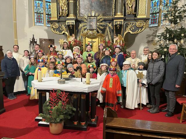Als Abschluss der Dreikönigsaktion zogen die "königlichen" Gruppen der Jungschar in die Pfarrkirche Allhartsberg und feierten gemeinsam mit der Pfarrbevölkerung den Festtag "Erscheinung des Herrn".  | Foto: Maria Geierlehner