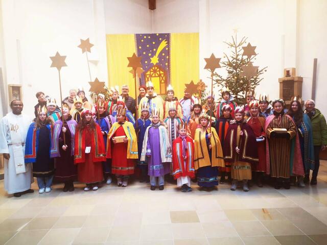 Mit einem schwungvollen Sprechgesang klopften heuer 29 Sternsinger mit 10 Begleiterinnen der Pfarre St. Severin an die Türen. Trotz Wind und Regen wanderten die Kinder und Jugendlichen einen Tag lang durch die Straßen der Stadt, um Spenden zu sammeln. | Foto: zVg