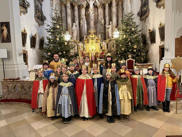 Wie in vielen anderen Pfarren waren auch die Sternsinger der Franziskanerpfarre Anfang Jänner unterwegs, um die weihnachtliche Friedensbotschaft zu verkünden und den Segen in die Häuser zu bringen. Dabei erfuhren die 28 Kinder und Jugendlichen freudige Aufnahme bei den besuchten Pfarrbewohnern und große Spendenbereitschaft für die Projekte der Dreikönigsaktion. | Foto: zVg
