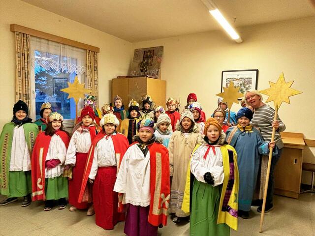 Dank vieler helfender Hände wurde die heurige Sternsinger Aktion der Pfarre Langenlebarn ein toller Erfolg. 25 Könige waren unterwegs, begleitet von 6 Begleitpersonen.  | Foto: zVg