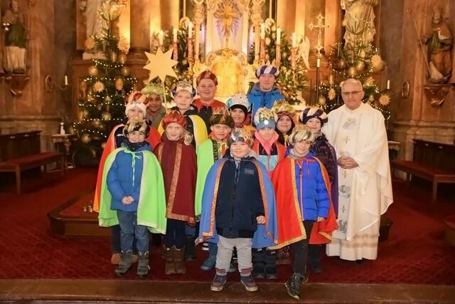 In der Zeit zwischen Weihnachten und dem 6. Jänner 2024 waren waren in Groß-Siegharts, Waldreichs, Fistritz, Wienings und Sieghartsles 50 Kinder und 14 Begleiter der Pfarre Groß- Siegharts unterwegs, um den „Segen“ der Sternsinger in die Häuser zu bringen. | Foto: Sonja Peschel
