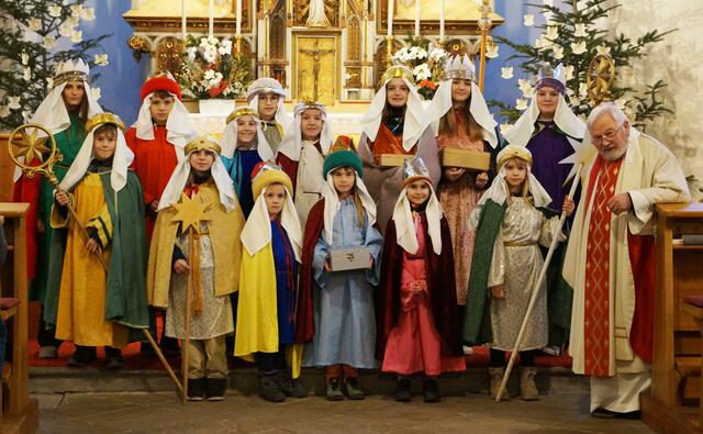 Die Pfarre Krenstetten zeigt auch ihre unseren Sternsinger ,die in 4 Gruppen am 4. Jänner in der Pfarre unterwegs waren. | Foto: zVg