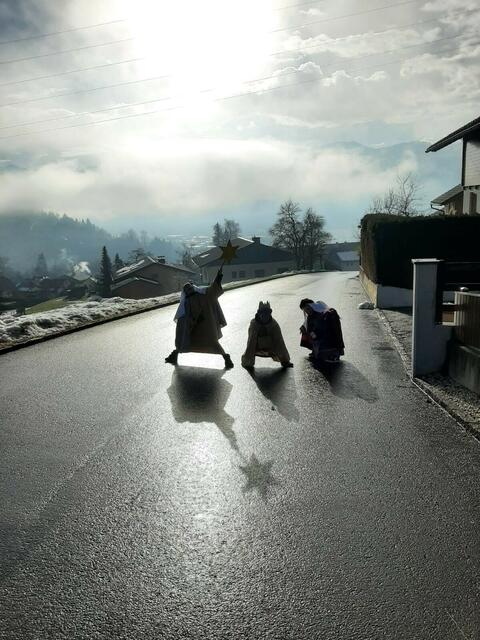 Im Schein der Sonne fotografierte Sigrid Gruber aus Liezen ein besonderes Schattenspiel einer Sternsingergruppe. | Foto: Gruber