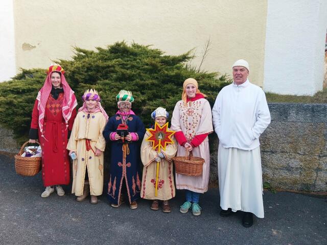 Am 29.12.2023 waren Sternsinger der Pfarre Blumau unterwegs.
 | Foto: zVg