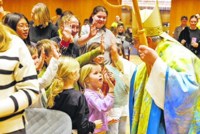 Mit dem Bischof abklatschen konnten große und kleine KönigInnen beim diesjährigen Sternsingertreffen in Knittelfeld. Das Treffen wird jedes Jahr in einer anderen steirischen Region veranstaltet.
 | Foto: Neuhold