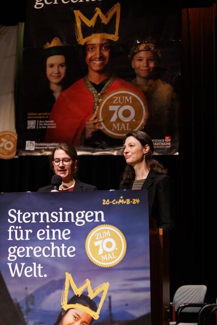 „Nehmen Sie sich die Kinder zum Vorbild“, appellierte Catharina Hofmann (l.) von der Katholischen Jungschar an die anwesenden PolitikerInnen. Julia Radlingmayer (r.) von der Dreikönigsaktion freute sich über die große Spendenbereitschaft der SteirerInnen.