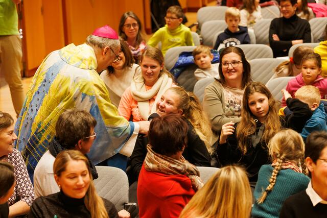In seiner Predigt fragte Bischof Wilhelm Krautwaschl die Kinder, was sie beim Sternsingen alles erlebt haben (oben). Die königliche Begeisterung beim gemeinsamen Feiern war groß. | Foto: Neuhold