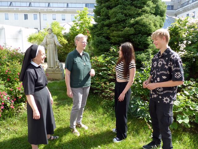 Schwester Hanna Neißl (2. v. links) ist Geschichte- und Religionslehrerin und derzeit Direktorin des Oberstufen-Realgymnasiums Eggenberg der Franziskanerinnen in Graz. | Foto: privat