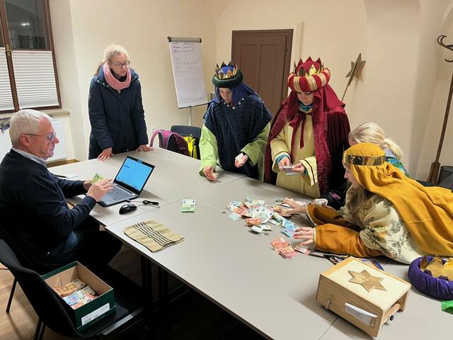 Graz-St. Peter. Nach dem Singen werden eifrig die Spenden gezählt. Wir sind gespannt auf das heurige Gesamtergebnis. | Foto: Hohl