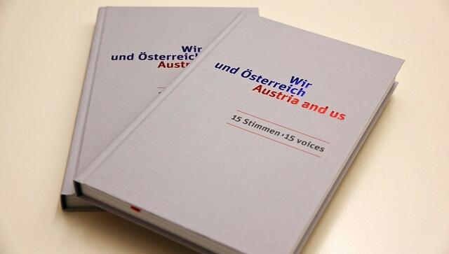 In dem Buch "Wir und Österreich. 15 Stimmen" sind Beiträge von Personen gesammelt, die als Nachkommen von NS-Vertriebenen die österreichische Staatsbürgerschaft angenommen haben. | Foto: BMA