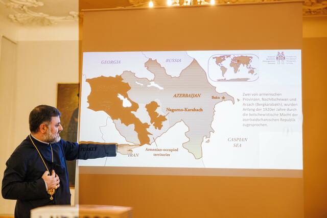 Bischof Tiran Pe-trosyan zeigt auf das heutige Armenien und seine Grenzen. Die armenisch-apostolische Kirche gehört zu den orientalisch-orthodoxen Kirchen (wie Kopten, Syrer, Äthiopier, Syro-Inder). Viele ihrer Mitglieder leben im Ausland. | Foto: Neuhold