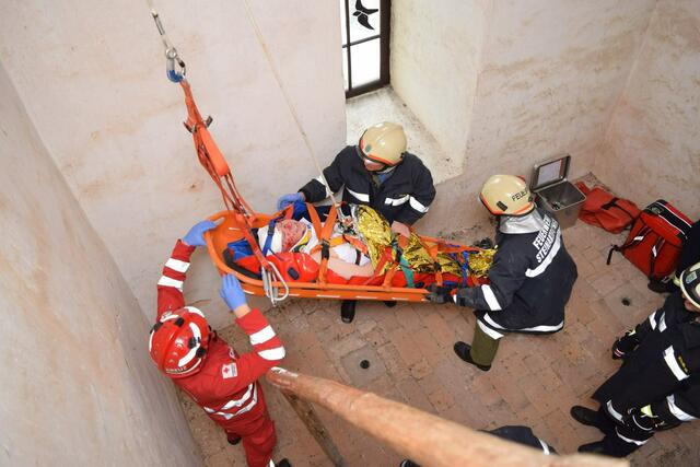 Übung in der Steinakirchner Pfarrkirche; Pfarrer Hans Lagler wird "gerettet". | Foto: Bfkdo Scheibbs