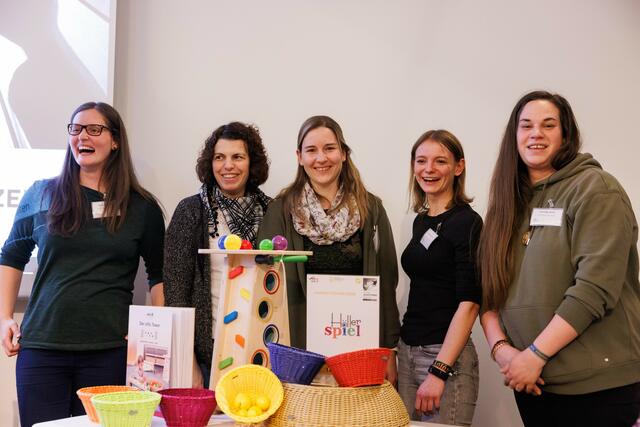 Die Tagung bot den ElementarpädagogInnen nicht nur Theorie, sondern auch Austausch und Kennenlernen neuer Materialien. | Foto: Neuhold