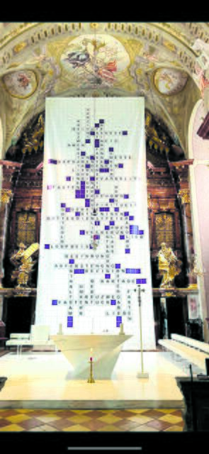 Ein Kreuzworträtsel als neues Fastentuch: in der Wallfahrts-Basilika Maria Taferl. 
 | Foto: Foto: Christian Schüller
