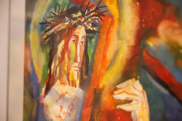 Kreuztragen. Aquarell zur 2. Kreuzwegstation. Osterider hat die Stationen teils alternativ betitelt und mit dem Leben verknüpft. | Foto: Neuhold