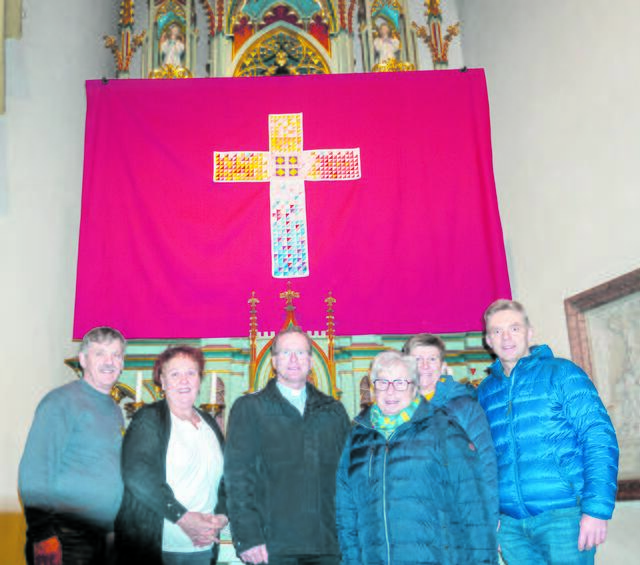 Der Pfarrer von Aschbach, Dechant P. Georg Haumer, und sein Team präsentieren das neue Fastentuch, das von der Katholischen Frauenbewegung geschaffen worden ist.  | Foto: Hermann Dorninger
