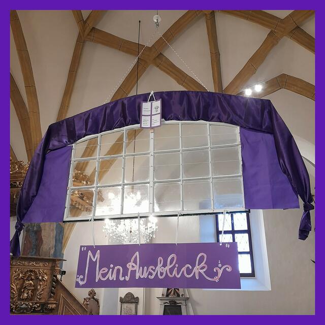 OBDACH. In der Pfarrkirche hängt ein Fenster, das symbolisch daran erinnert, den eigenen Ausblick zu fokussieren. Alle sind eingeladen, ein A4 großes Fenster mit dem eigenen Blick auf die Fastenzeit zu gestalten. Täglich wird damit das große Fenster um ein persönliches reicher.  | Foto: Koini