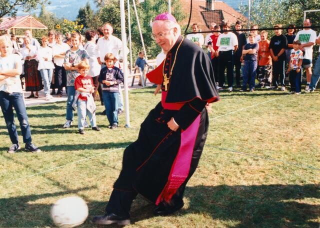 Bischof Kothgasser beim Elfmeterschuss anlässlich der Eröffnung des Sportplatzes im Widumgarten von Rum-St. Georg. | Foto: Hölbling