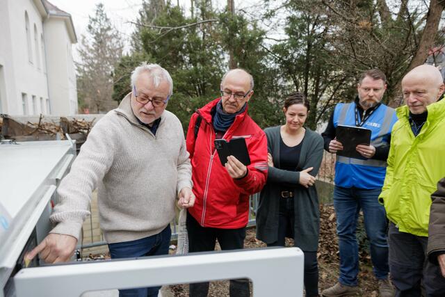 Bei der Blackout-Übung wurde auch die richtige Bedienung des Notstromaggregats erklärt.  | Foto: Neuhold