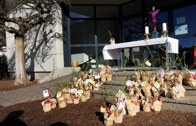 Pfarre Gratwein:
Die erste Bienennahrung im Jahr bietet die Salweide mit ihren Palmkätzchen, die traditionell am Palmsonntag als Palmbuschen gesegnet werden.
In der Pfarre Gratwein erinnerten wir uns beim Familiengottesdienst an die Geschichte des Palmsonntags und den Einzug Jesu in Jerusalem. Zum Abschluss bekam jede Familie einen Weidensetzling mit nach Hause: Um das Wunder des Wachsens als Familie beobachten zu können! Um Bewusstsein zu schaffen für die erste Nahrungsquelle der Bienen und unserer Schöpfungsverantwortung. | Foto: Pfarre Gratwein