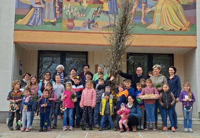 Die Kinder der Pfarre Wettmannstätten mit Pfarrer Werner Marterer bereiteten sich auf Ostern vor. In verschiedenen Stationen konnten sie kleine Osterhasen backen, Osterdekorationen basteln und Palmbuschen binden. Gemeinsam wurde ein Riesenpalmbuschen gebunden, den die Kinder dann am Palmsonntag in die Kirche trugen.

 | Foto: Pfarre Wettmannstätten