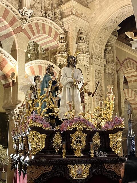Cordoba. Die Mezquita-Catedral ist eine der größten ehemaligen Moscheebauten weltweit. Der Umzugsaltar im Säulenwald der jetzigen Kathedrale macht das Zusammentreffen von europäischer und arabischer Welt sichtbar. | Foto: Heinz Finster