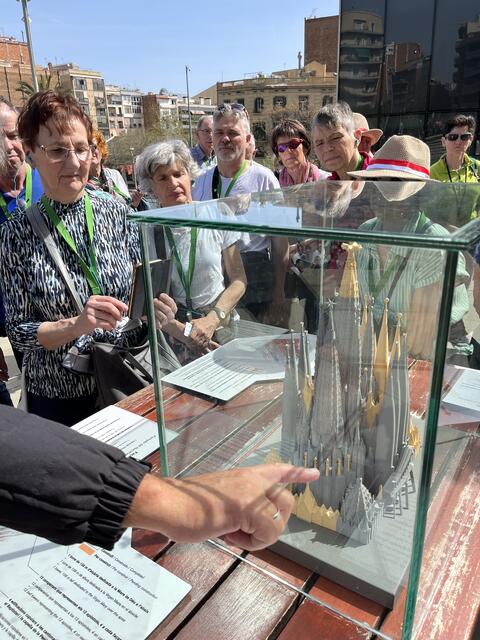 Die Architektur, die Fassaden, die Lichtführungen der Sagrada Familia stecken voller Symbolik. Eine Basilika in Miniatur gibt Überblick und Orientierung. | Foto: Heinz Finster