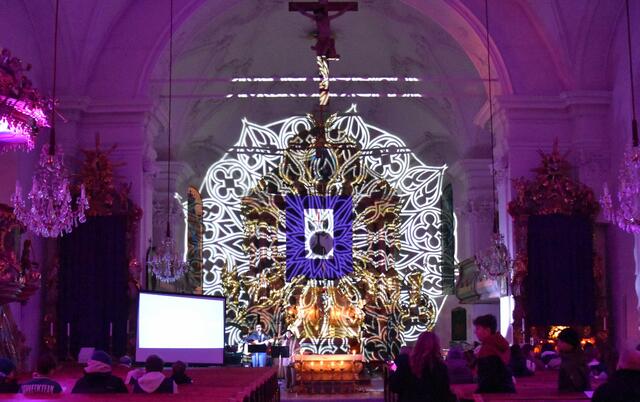 Jugendgottesdienst. Einmal im Jahr wird im Seelsorgeraum ein Jugendgottesdienst mit besonderer Lichttechnik und einer Worship-Band gefeiert. Die Firmlinge sind in die Vorbereitung eingebunden. Fürbitten werden spontan im Gottesdienst am Handy geschrieben und auszugsweise vorgelesen. | Foto: Griesebner