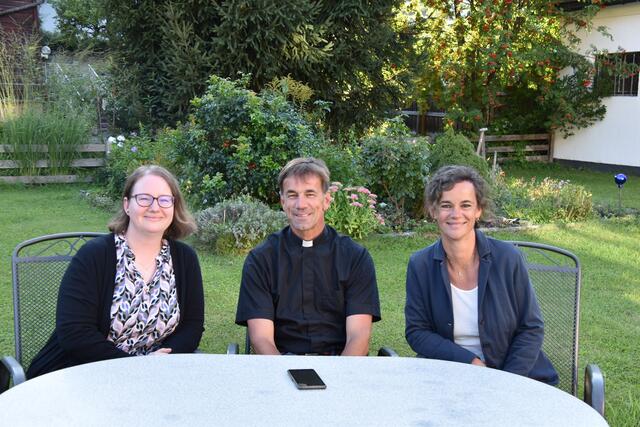 Das Seelsorgeraum-Führungsteam im SR Oberes Ennstal besteht aus (v. l.) Mag. Elisabeth Rexeis als Handlungsbevollmächtigte für Pastoral, Pfarrer Mag. Andreas Lechner als Leiter des Seelsorgeraums und Mag. Nikola Mitterwallner als Handlungsbevollmächtigte für Verwaltung. | Foto: Griesebner