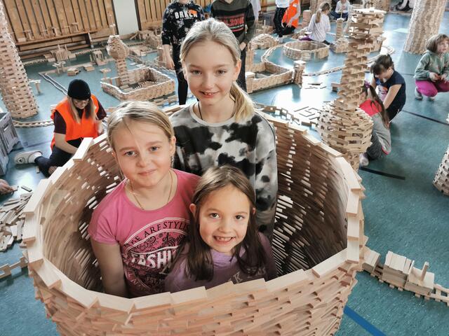 HolzBauWelt. Mit einem Referenten vom Bibellesebund wurde voll Begeisterung zwei Tage lang zu einem biblischen Thema gebaut. Der Turnsaal der Mittelschule Stein an der Enns war gut ausgelastet mit rund 80 Kindern aus dem ganzen Seelsorgeraum und über 64.000 Holzklötzen. | Foto: Holzinger