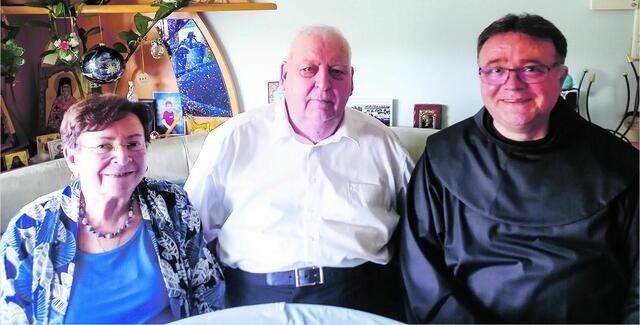 St. Andrä am Zicksee. Am 7. April feierten Mathilde Brasch und Martin Brasch die Diamantene Hochzeit – 60 Jahre Leben in der Ehe. Stadtpfarrer Thomas Lackner OFM besuchte das Paar und spendete ihnen den Segen. Martin Brasch erwarb sich große Verdienste um die Ansiedelung und Unterstützung des orthodoxen Klosters. Zusammen mit vielen Weggefährten gründete er den Verein der Freunde des orthodoxen Klosters und leitete ihn viele Jahre lang mit Erfolg.