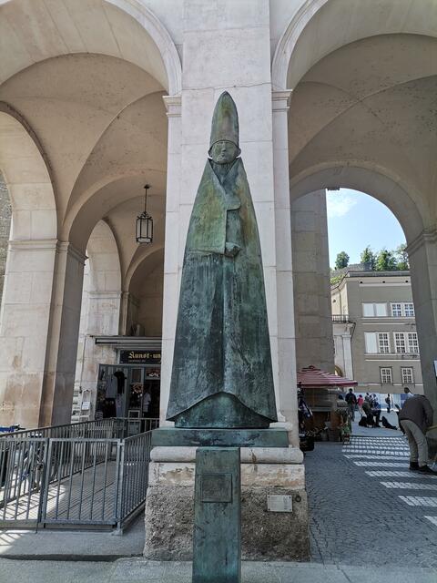 „Der Kardinal“. Skulptur von Giacomo Manzu vor dem Salzburger Dom. | Foto: M. Sohn-Kronhtaler