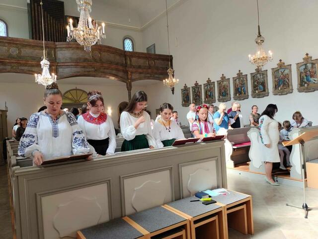 Eine bestickte Bluse, ein leuchtender Gerdan (eine traditionelle ukrainische Kette) um den Hals, ein Band, das zu einem Zopf geflochten ist, der bis zur Taille reicht... Das Gesicht eines Mädchens, das sich vor dem Altar verbeugt, leuchtet von innen heraus.  | Foto: Privat