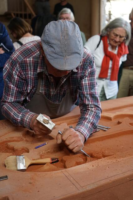 Inspirierend war der Besuch im Atelier eines berühmten Kreuzsteinmeisters, der der Gruppe Einblick in seine Arbeit und die meditative Kraft der Kreuzsteine gewährte.