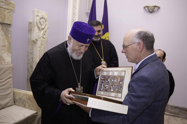 Univ.-Prof. Dr. Erich Renhart (r.), Leiter des Forschungszentrums „Vestigia“ der Handschriftenabteilung der Grazer Universitätsbibliothek, überreichte S. H. Katholikos Karekin II. (l.) einen in Graz entstandenen Faksimiledruck einer armenischen Handschrift (Bild oben). Im Matenadaran in Jerewan konnte die steirische Gruppe am Tag zuvor eine der international wichtigsten Handschriftensammlungen besuchen. Im Hintergrund Tiran Petrosyan, Bischof der armenischen Kirche in Österreich, der die Gruppe begleitete.