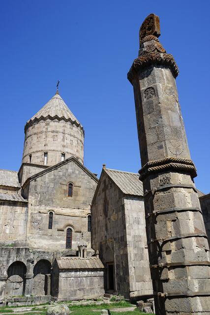 Beeindruckend war die Begegnung mit dem in Armenien als geistlicher Lehrer hoch verehrten Archimandrit Michael (oben) im Kloster Tatev (unten). Wir erreichten das Kloster nach einer spektakulären Fahrt mit der von einer österreichischen Firma errichteten längsten Seilbahn der Welt.