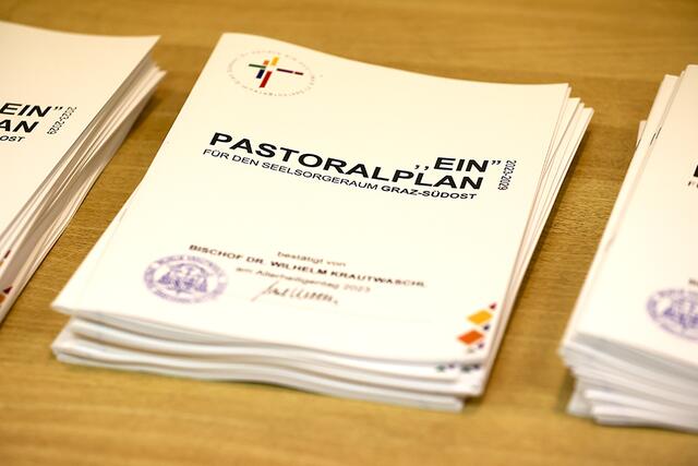 „Ein Pastoralplan“ wurde am 15. November 2023 öffentlich präsentiert – der Startschuss, die verschriftlichten Ideen umzusetzen. Der Titel lautet bewusst „Ein Pastoralplan“, nicht einfach „Pastoralplan“ oder „Der Pastoralplan“ – in der Offenheit, die eigenen Pläne von Gott durchkreuzen zu lassen. | Foto: Neuhold