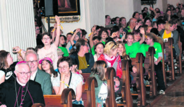Die Kinder freuten sich über den Besuch von Weihbischof Anton Leichtfried. Er spendete nach der tollen Abschluss-Show den Segen. Vielen werden auch die traditionellen Jungscharlieder in Erinnerung bleiben.  | Foto: Wolfgang Zarl