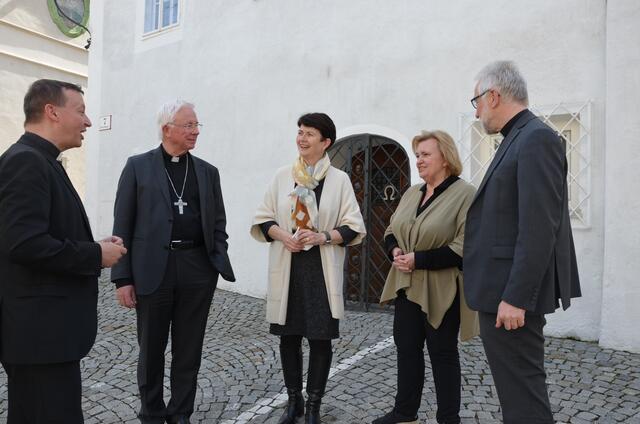 Das nationale Synoden-Team – im Bild v. l.: Peter Schipka, Erzbischof Franz Lackner, Elisabeth Rathgeb, Regina Polak, Bischof Josef Marketz (nicht im Bild: Petra Steinmair-Pösel und Klara-Antonia Csiszar) – hat den Österreich-Bericht aus diözesanen und vielen weiteren Rückmeldungen verfasst. | Foto: Kathpress/Paul Wuthe
