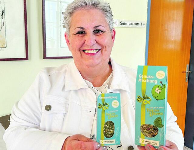 Andrea Lagler ist in der Diözese Eisenstadt für aktion leben zuständig. Als würzige Geschenke zur Werbung von Spenden präsentiert sie heuer Kräutersalz und Kräutertee. | Foto: Franz Josef Rupprecht