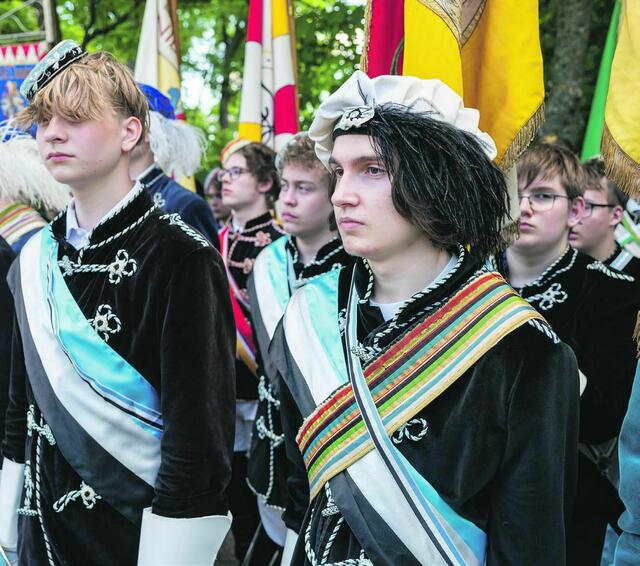 Die „Chargierten“ (Führungsämter in Studenten-verbindungen) der K.Ö.St.V. Forchtenstein bei der Festmesse.